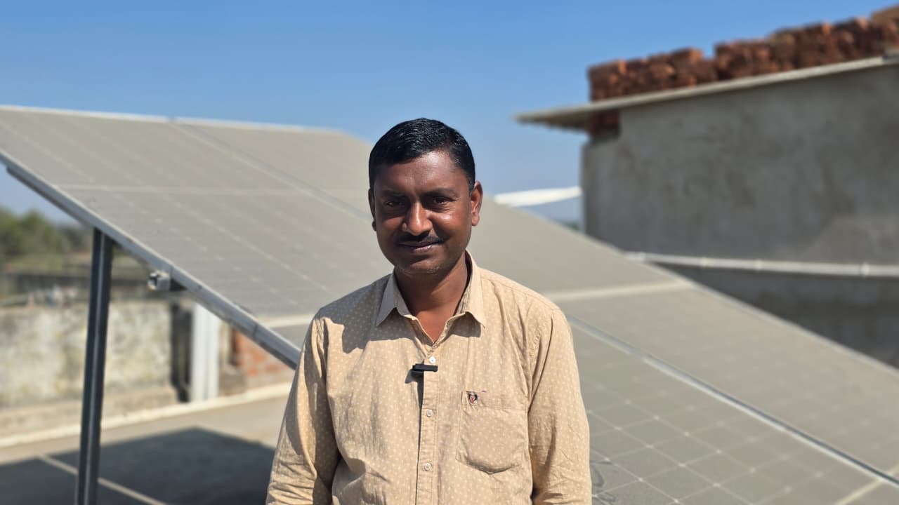 पीएम सूर्य घर मुफ्त बिजली योजना से अखिलेश कुमार बने ऊर्जादाता: घर की छत बनी ’पावर हाउस’, घर का बिजली बिल हुआ शून्य…..