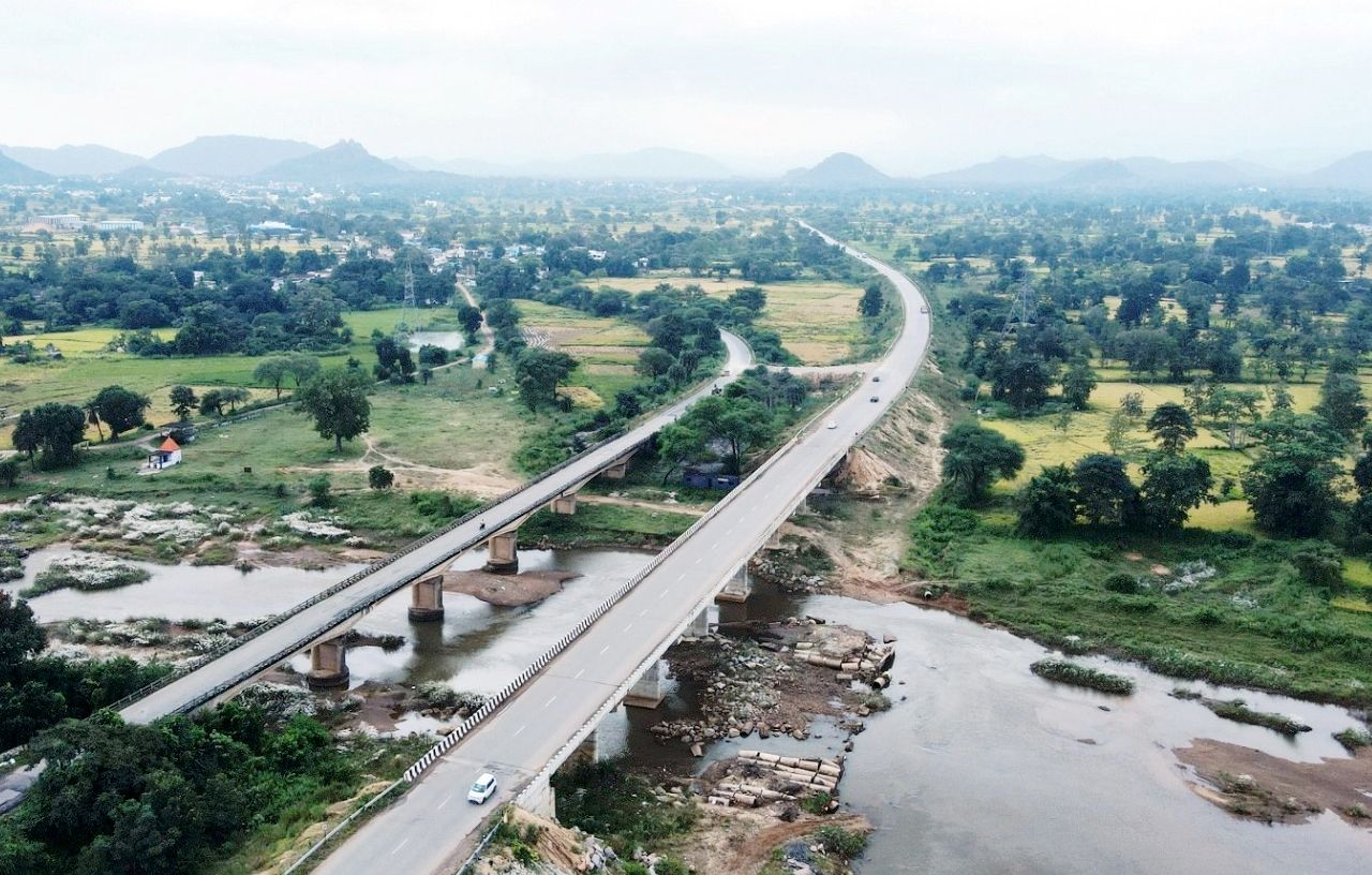 सड़कों और पुलों से बदल रही तस्वीर, दूरस्थ गांव मुख्य धारा से जुड़ रहे, बढ़ी विकास की रफ्तार, दूरवर्ती क्षेत्रों में पहुंच रही विकास की रोशनी….